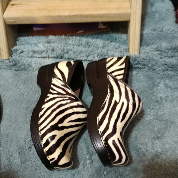 SOLD🦓🦓•Dansko🦓 Women's Clogs Size 37 Designer Zebra Stripes🦓 Patent Leather. - Picture 3 of 12